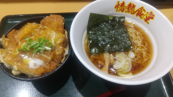 「ラーメン+カツ丼」@情熱食堂 ひたちなか店の写真