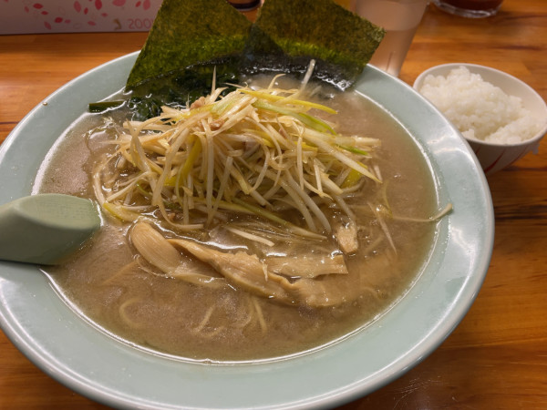 「ネギラーメン950円中盛り150円＋半ライス(朝サービス)」@ラーメンショップ 足利50号店の写真