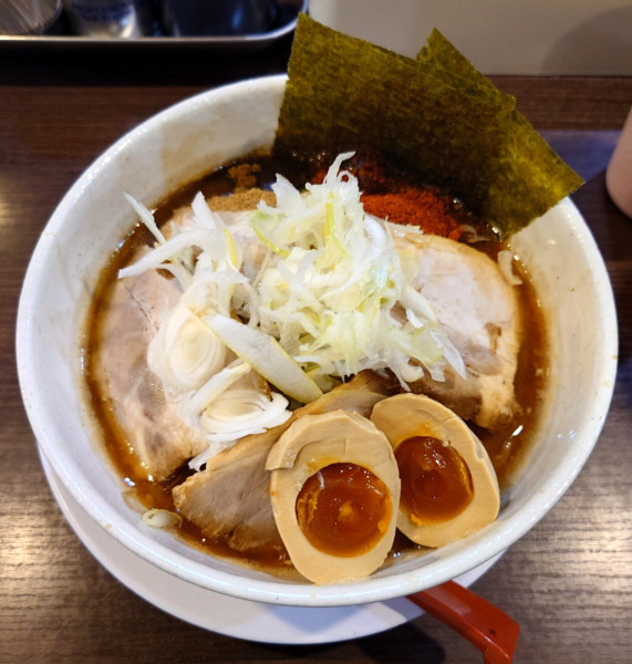「赤豚骨チャーシュー(２辛、半麺、1200円)」@魚介豚骨らーめん きたもと屋の写真