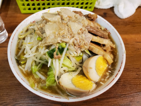 「小豚 野菜 ニンニク アブラオオメ ネギ 卵」@ラーメン二郎 品川店の写真