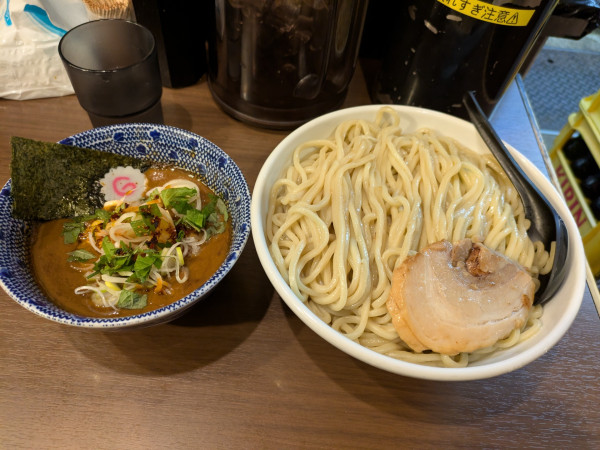 「【限定】秩父みそつけ麺大葉ver特盛(あつ盛り、辣油増し)」@狼煙 東大宮店の写真