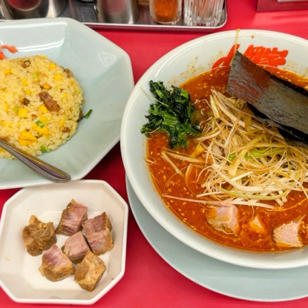 「辛味噌ネギラーメン（大辛 ）970円＋悪魔炒飯 510円」@ラーメン山岡家 水戸南店の写真