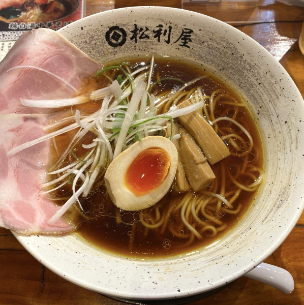 「淡麗しょうゆ中華そば 960円」@自家製麺 地鶏中華そば 松利屋の写真