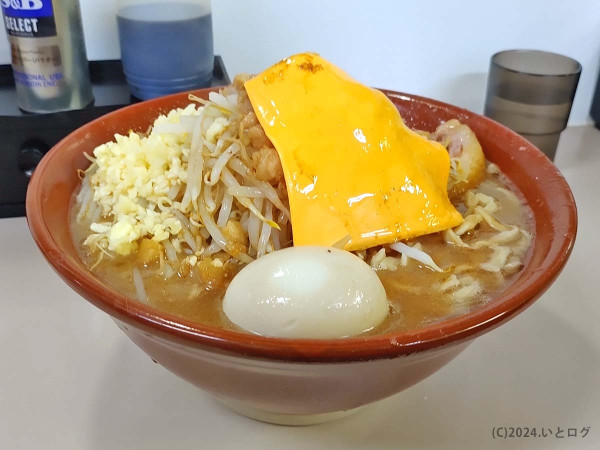 「大ラーメン （麺マシ600g＋チーズ＋味玉）」@自家製麺 太宰 本店の写真