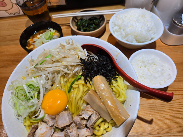 「油そば大盛+辛ニラ+麻婆豆腐+ライス」@味噌麺処 花道庵 北参道店の写真