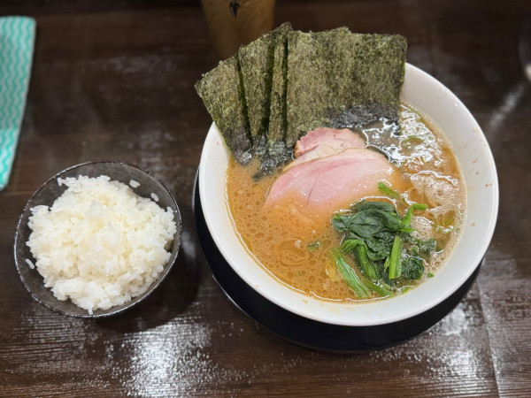 「ラーメン(並)900円＋ライス150円」@家系ラーメン ゆくる家の写真