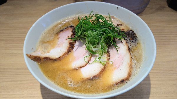 「炭火焼豚白湯らぁ麺」@中村麺三郎商店の写真