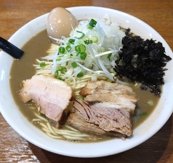 「濃厚煮干しそば　大盛り　（玉葱、味玉TP）」@中村屋総本山の写真