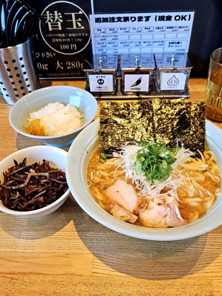 「豚骨醤油(大)キクラゲ＋🍚」@豚骨醤油 三輪の写真
