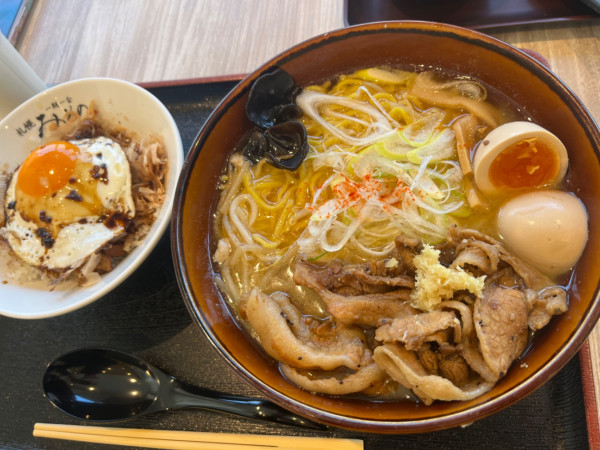 「炙り豚盛り味噌らーめん味玉入り　手稲ライス」@一期一会 札幌みその ららぽーと湘南平塚店の写真