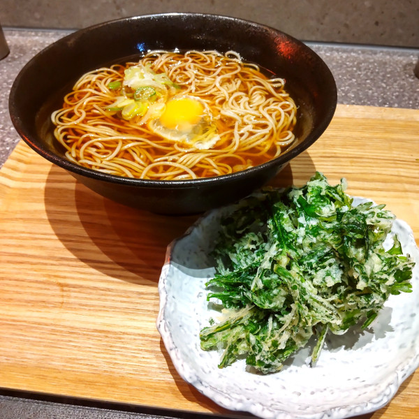 「春菊そば(¥540)+生玉子(¥50)」@文殊 大手町店の写真