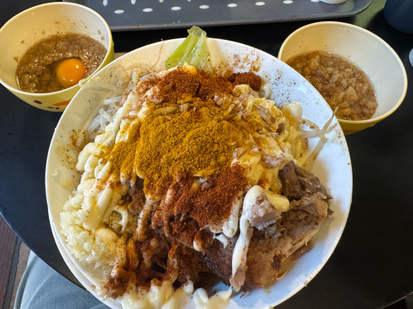 「カレー汁なし➕スライスチーズ➕カライヤーツ➕アブタマ」@道の途中の写真