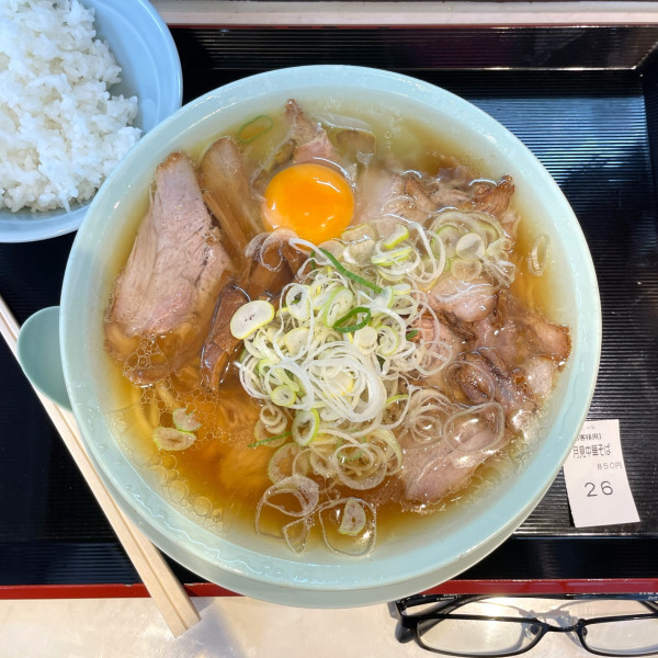 「月見中華そば」@新橋ニューともちんラーメン 川崎駅前店の写真