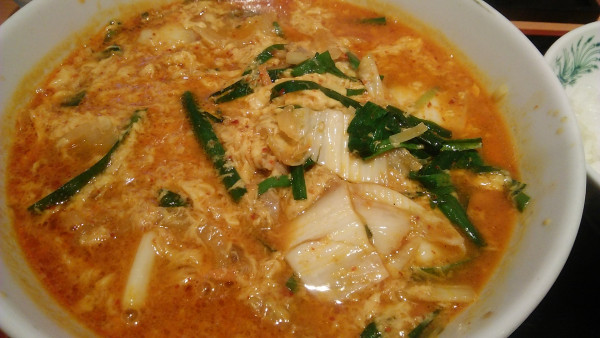 「チゲ味噌ラーメン 750円＋半ライス 140円」@日高屋 春日駅前店の写真