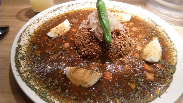 「スパイスキーマカレー 1250円＋ゆでたまご 100円」@Columbia8 新宿南口店の写真