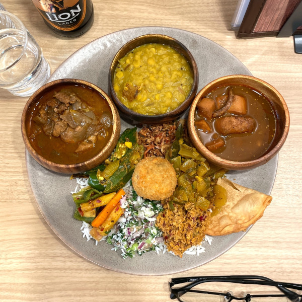 「スリ～カレーのごほうびプレート」@シナモンガーデンRICE&CURRY 四ツ谷店の写真