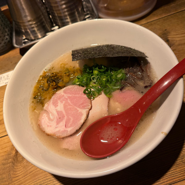「特製博多豚骨らーめん」@麺屋 翔 西新宿本店の写真