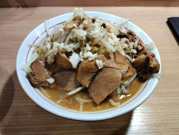 「がっつり豚骨醤油らーめん 950円」@谷島屋の写真