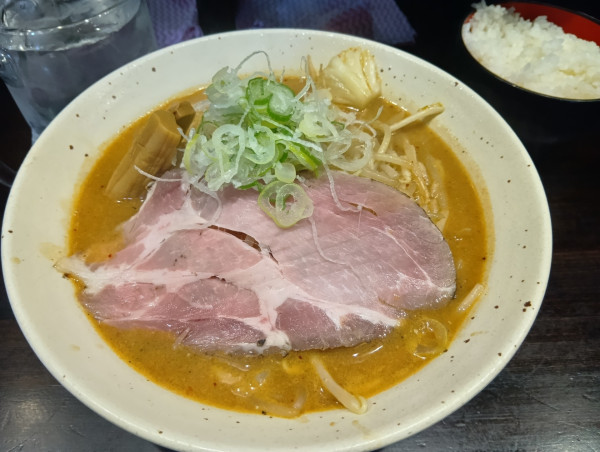 「辛味噌らーめん大盛　ライス中」@麺匠 茜ノ舞の写真
