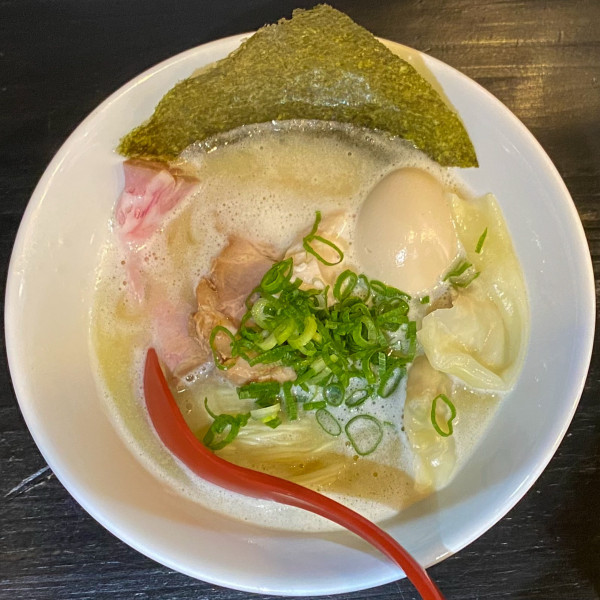 「鶏白湯ラーメン 全部のせ 塩（麺少なめ）¥1,100」@らぁ麺すみれ堂の写真
