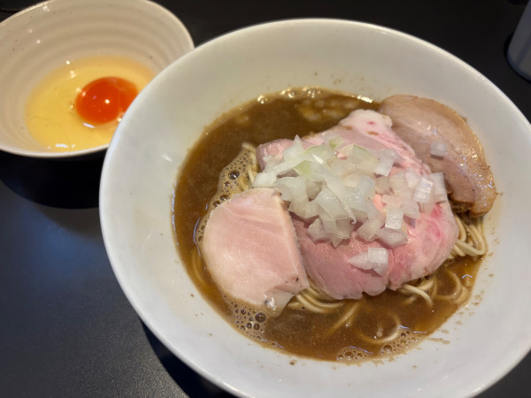 「淡麗中華ソバ(醤油)1500円+おいしい生たまご100円」@煮干乱舞の写真