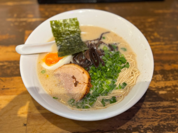 「とんこつ白ラーメン (バリカタ)880円」@麺屋黒田 本店の写真