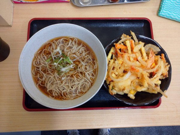 「大判えび天かき揚げそば（680円）」@立ちそば にはちの写真
