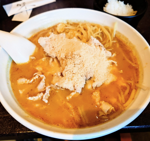 「期間限定 雪降麺(チーズラーメンカレー味)+半ライス無料」@麺屋とりたけの写真