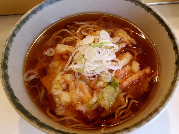 「かき揚げ天ぷらそば（600円）」@おぎのや 軽井沢駅売店の写真