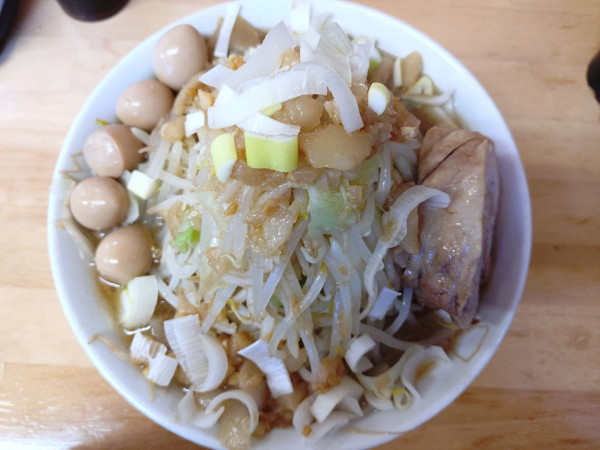 「ラーメン（並、ヤサイ、アブラ、ネギ）＋UZURA」@ハイマウントMの写真