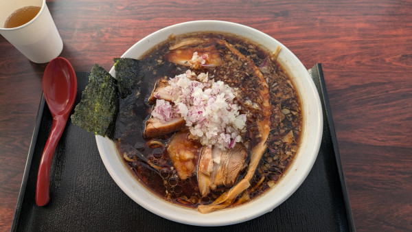 「チャーシューメン 大盛 薬味多め 1250円」@市川ブラックラーメンの写真