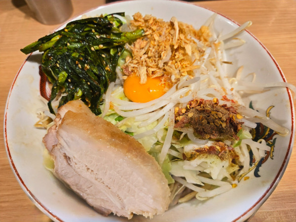 「汁なし(ニンニク、アレ)+辛ニラ」@豚山 池袋西口店の写真