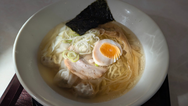 「彩の国地鶏タマシャモ中華そば 塩＋ワンタン」@やまむろラーメンの写真