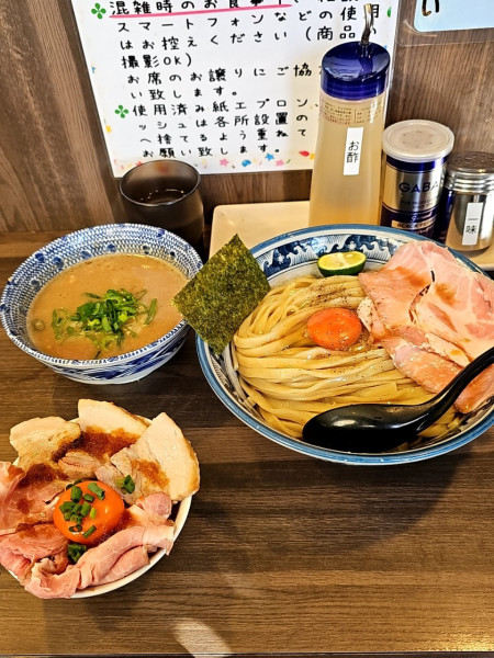 「【限定】濃厚黒豚つけ麺特盛とチャーシュー丼」@狼煙 〜NOROSHI〜の写真