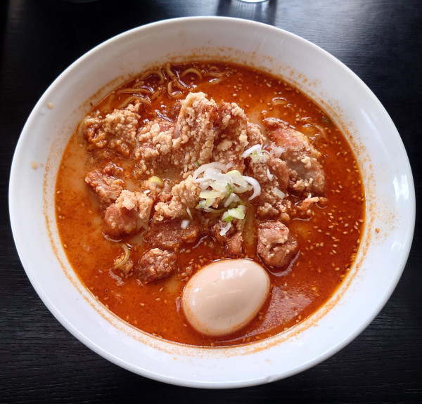 「ピリ辛こぶたラーメン+味玉(1440円)」@5匹のこぶたの写真