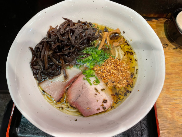 「淡鶏麺2024 ¥950 ｷｸﾗｹﾞﾆﾝﾆｸﾁｯﾌﾟ」@熊本ラーメン こむらさき 新横浜店の写真