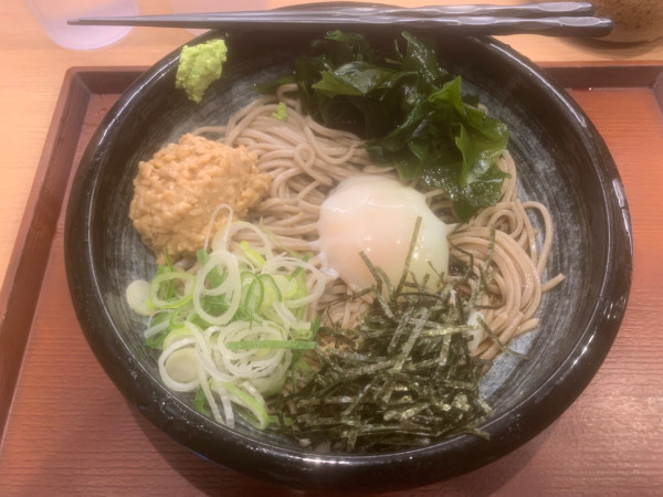 「納豆そば 750円」@十割蕎麦 さがたに 新橋銀座口店の写真