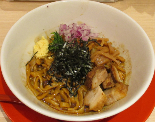 「煮干し油そば　900円」@七彩飯店の写真