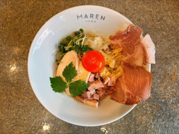 「チャーシューしょうゆまぜそば(ミニ飯付):1,350円」@soba MAREN 渋谷店の写真