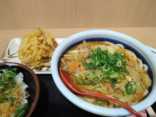 「俺たちの豚汁うどん・野菜かき揚げトッピング」@丸亀製麺 イオンモールKYOTO店の写真