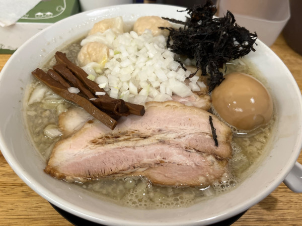「背脂煮干らー麺（大）＋ワンタン、味玉」@麺屋 つるるの写真