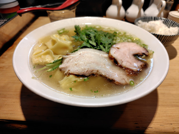 「海老ワンタン入り塩らーめん¥1300」@横濱元町 本丸亭 横浜店の写真