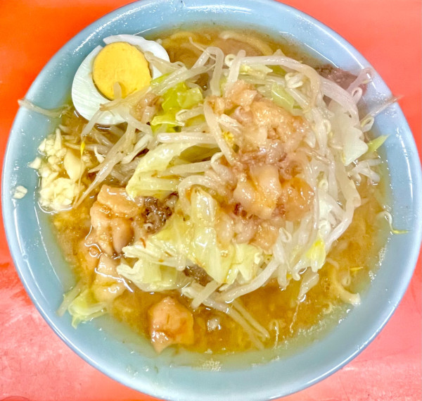 「麺半分ちょい野菜ニンニク+豚カスアブラ生卵ゆで卵大辛ジャン」@ラーメン富士丸 神谷本店の写真
