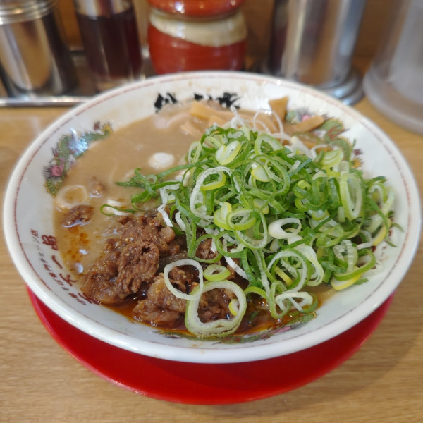 「牛すじラーメン（並盛）＋ネギ」@天下一品 総本店の写真