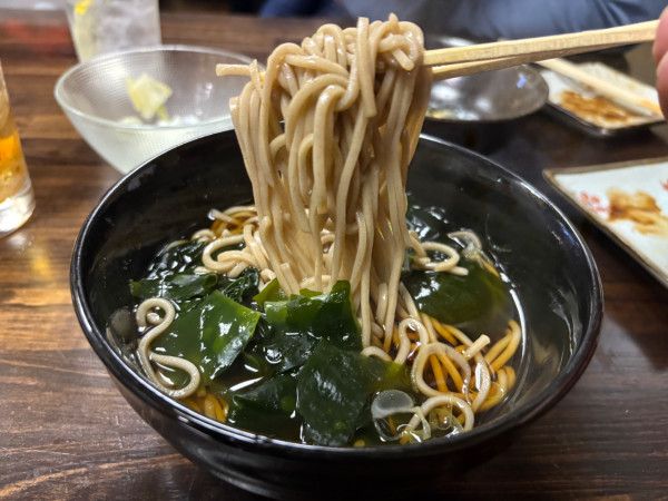 「【本日の日替り】ワカメそば420円+ホッピー＆他いろいろ」@サラリーマンの写真