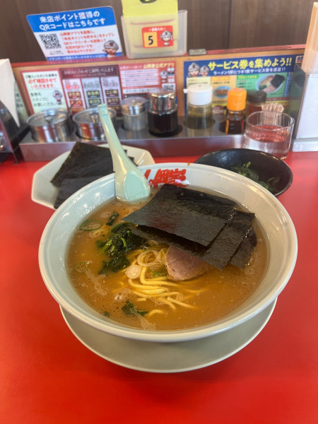 「醤油ラーメン中盛　海苔　ほうれん草」@山岡家 越谷レイクタウン店の写真