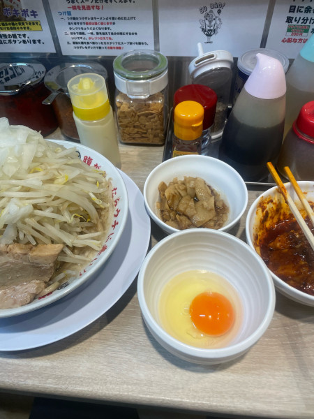 「ふじめんギロチンづけ脂生卵」@山勝角ふじ  新三郷店の写真