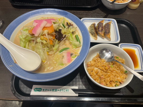 「野菜たっぷりちゃんぽん + セットぎょうざ3個と半チャーハン」@リンガーハット 八王子石川店の写真