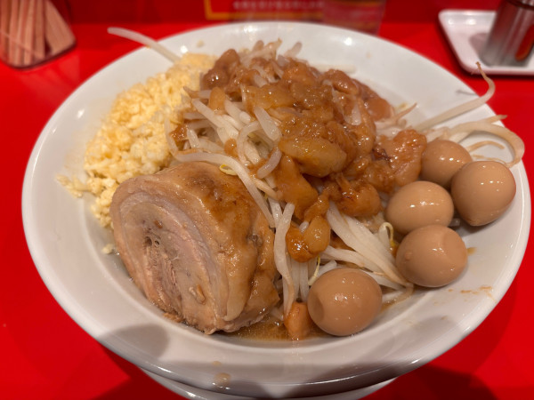 「ラーメン極太麺＋うずら」@ボディブローの写真