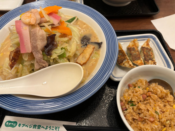 「野菜たっぷりちゃんぽん　餃子　半チャ」@リンガーハット 三鷹井口店の写真